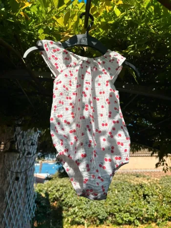 Barboteuse à manches volantées taille 18-24 mois en parfait état