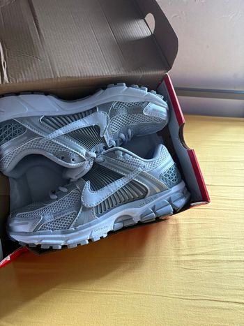 Nike vomero neuf avec étiquette taille 42 