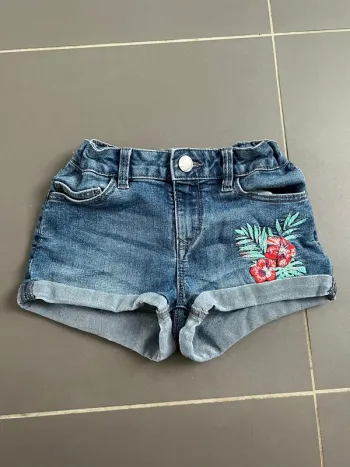 Short c&a 10 ans en très bon état