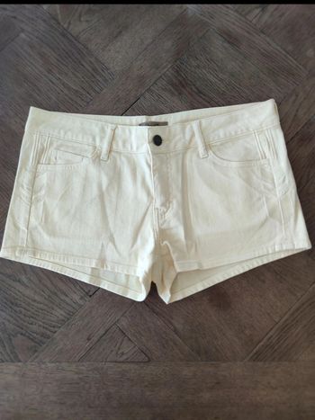 Short jaune taille 40 neuf
