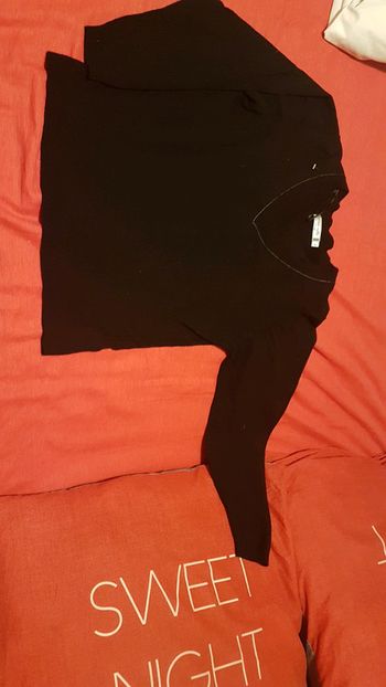 Pull col V noir taille 3