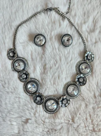 Parure collier + boucles d’oreilles – Style vintage argenté & strass