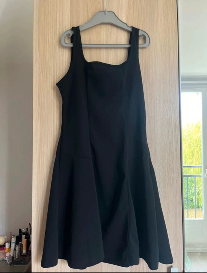 Robe noire au dessus du genou - photo numéro 5