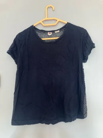 T-shirt Levi’s bleu marine taille S – petits cœurs blancs et jaunes dans le dos – très bon état