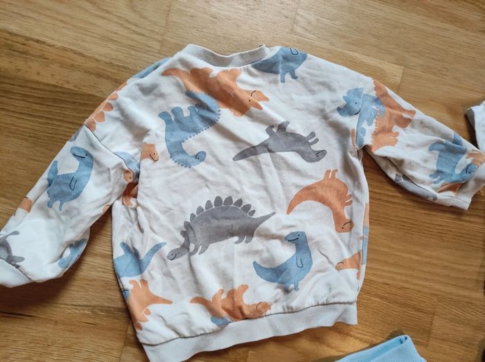 Lot de vêtements Mickey, dinosaure/ lion - photo numéro 2