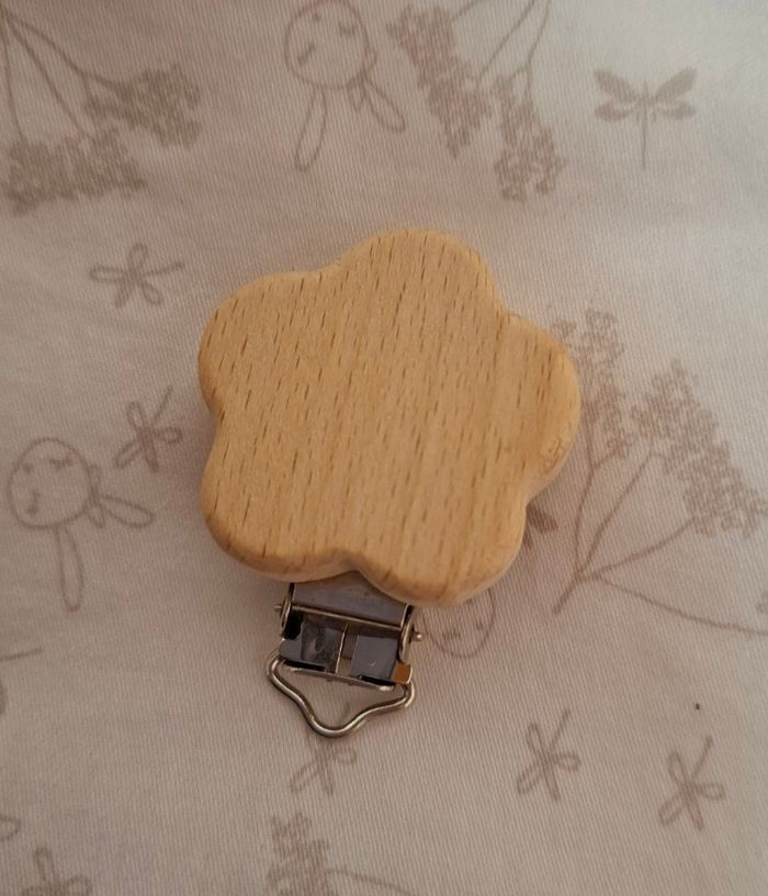 Attache sucette en bois fleure