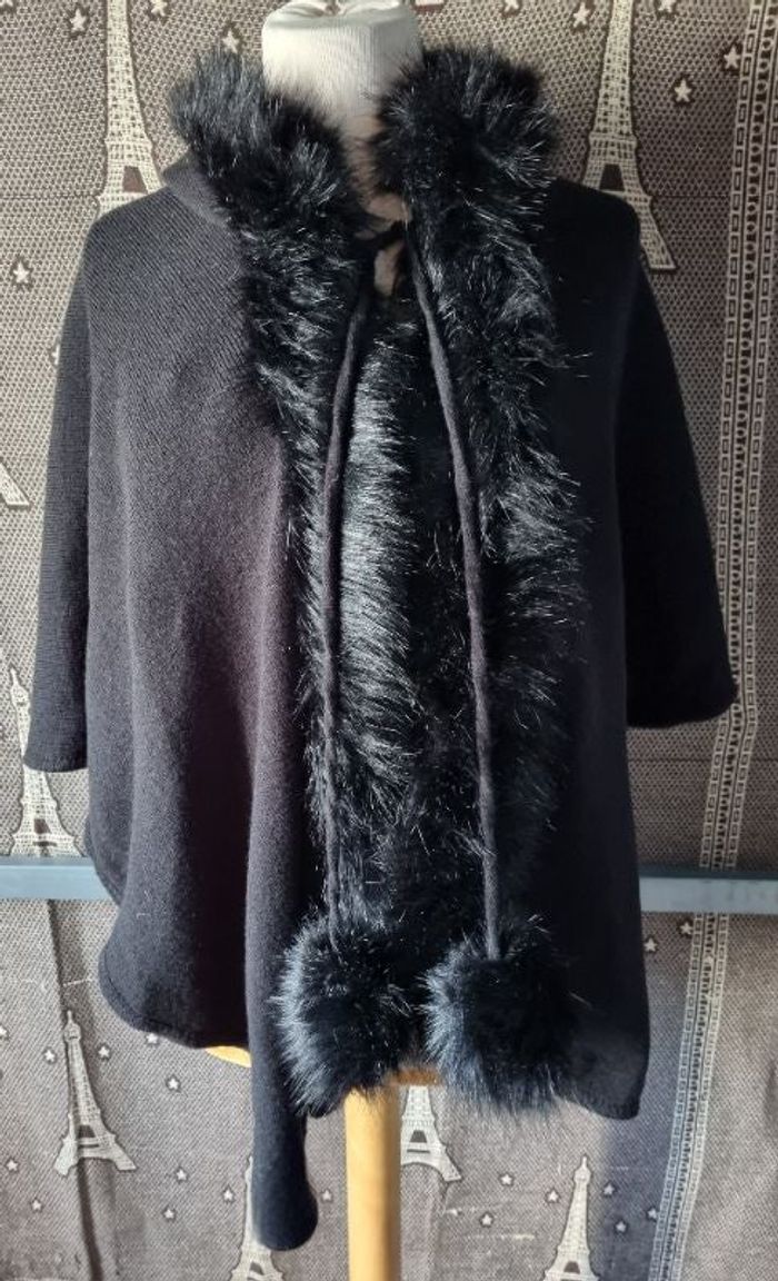 Poncho noir avec capuche et fausse fourrure