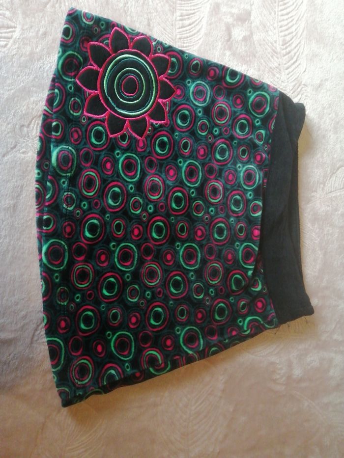 Très belle jupe velour a motif