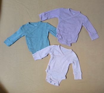 Lot de 3 bodies. Marque kiabi. 1 mois. Très peu porté.