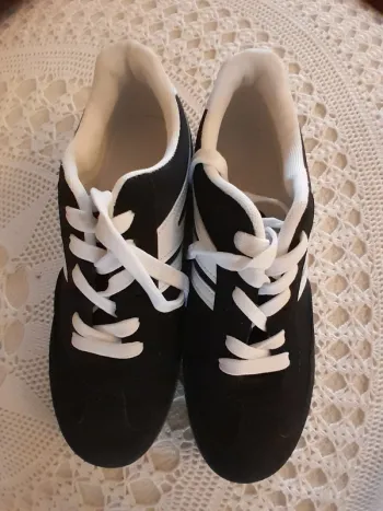 Baskets femme noires et blanches, pointure 40