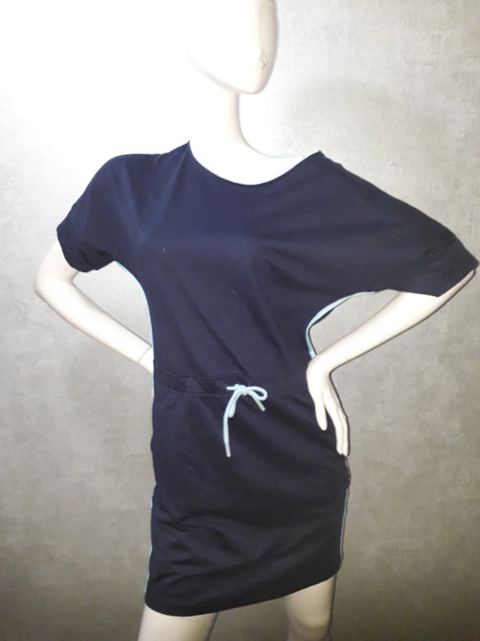 robe style sportwear avec rayure sur les cotés taille 38/40