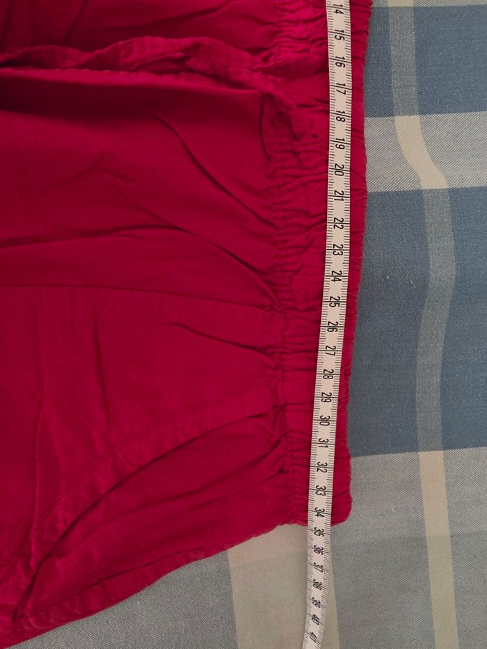 Short, rouge,en excellent état, en coton, longueur 42cm, largeur de taille 35cm élastique, largeur de cuisse 34cm, hauteur de taille 32cm, marque KizKiz =5€ - photo numéro 8