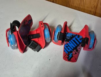 Roulettes talons réglable rouge et bleu