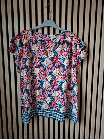 Joli haut fleuri fluide T 48