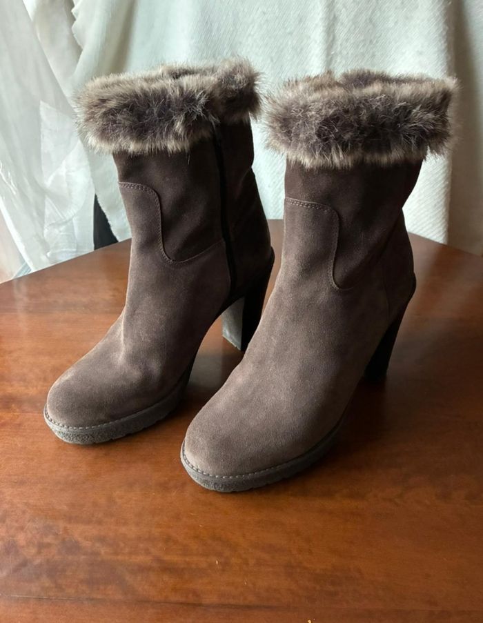 Bottines marron Eram avec fausse fourrure, talon de 10 cm,pointure 40