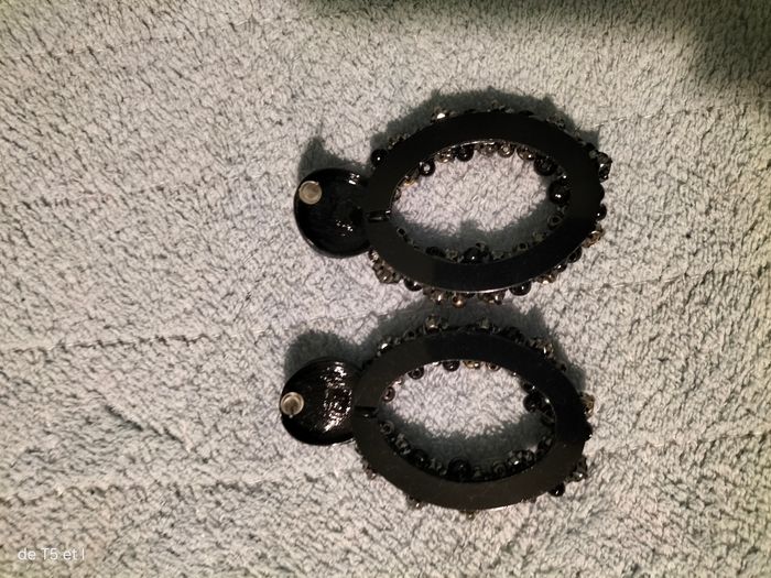 Boucle d'oreille pendante noire perles - photo numéro 2