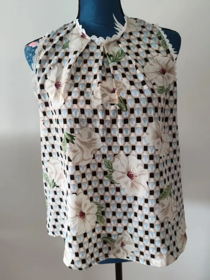 Blouse sans manches fleurie dentelle