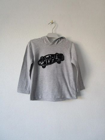 T-shirt gris à capuche TAO 3 ans TBE