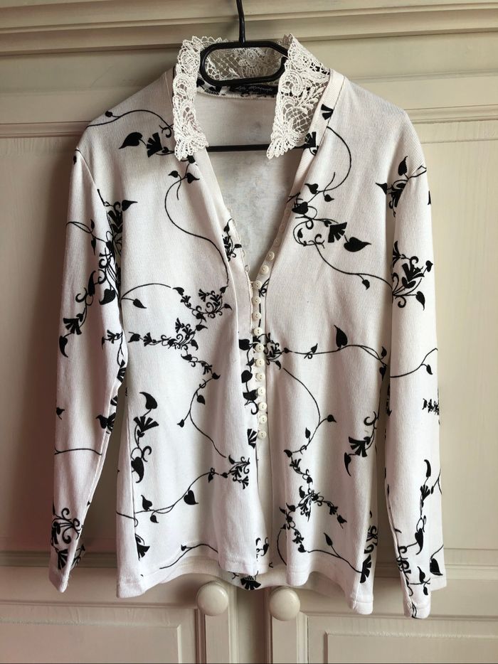 Cardigans blanc avec des fleurs noirs + des épaulettes taille 38