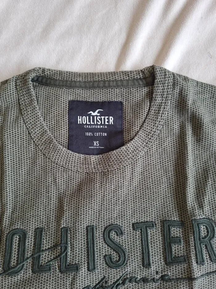 t-shirt garçon gris/vert, taille XS, marque Hollister, écriture sur le devant, en très bon état - photo numéro 2