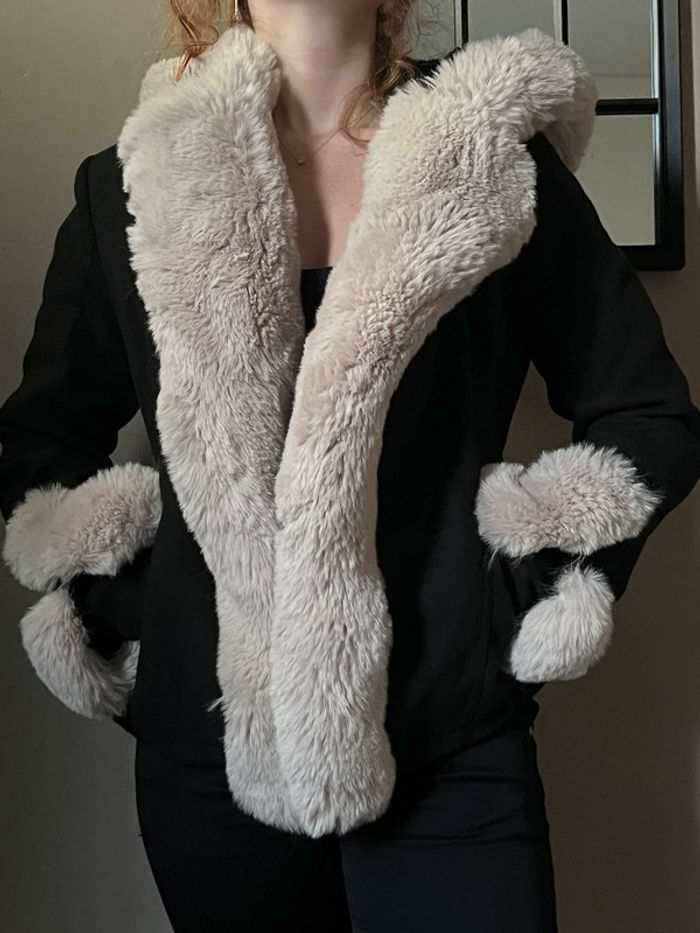 Manteau noir épais court à capuche avec fausse fourrure - photo numéro 2