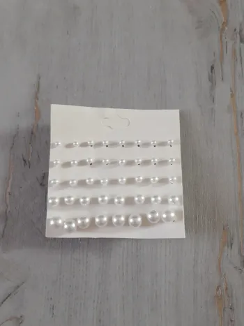 Lot boucles d'oreilles blanches