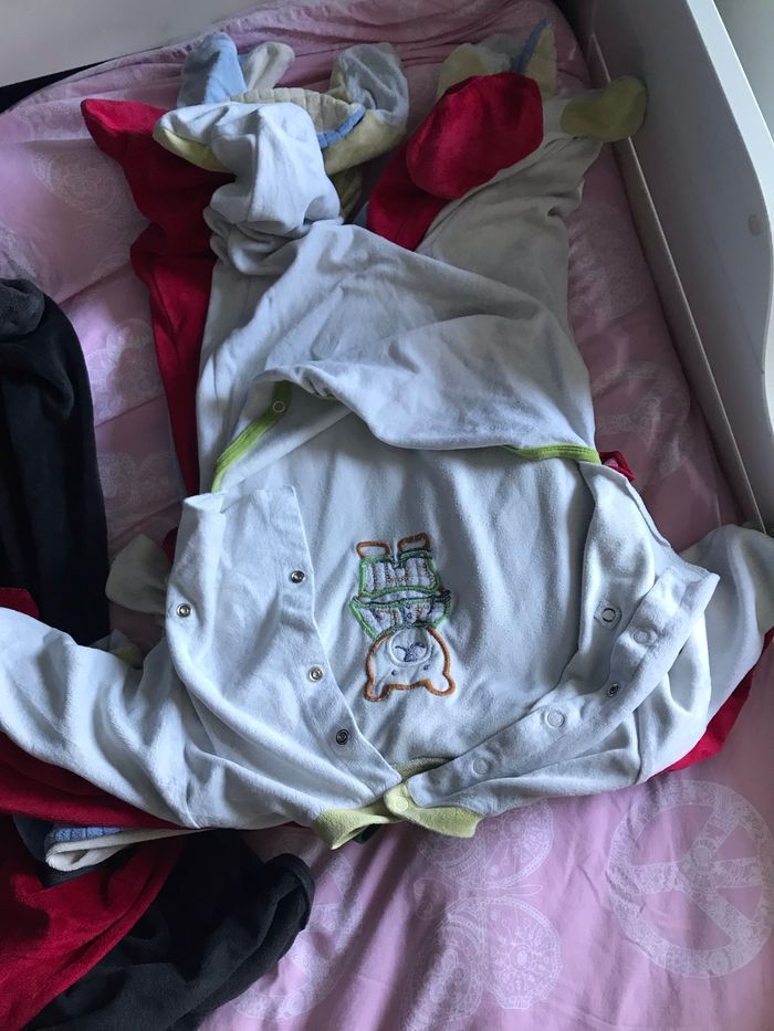 Les pyjamas des bébés de très bons états
