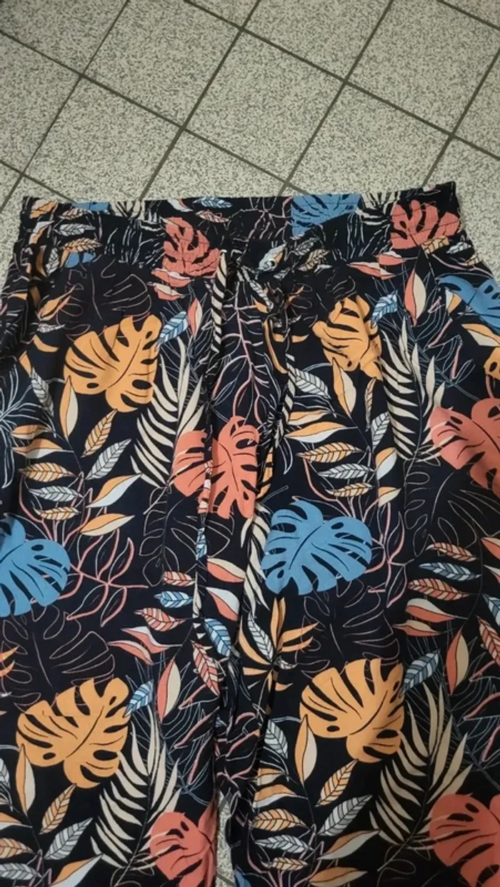 Robe noire à motifs feuilles très légère - photo numéro 2