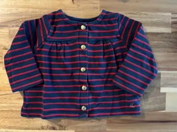 Veste bleue et rouge à pressions dorées