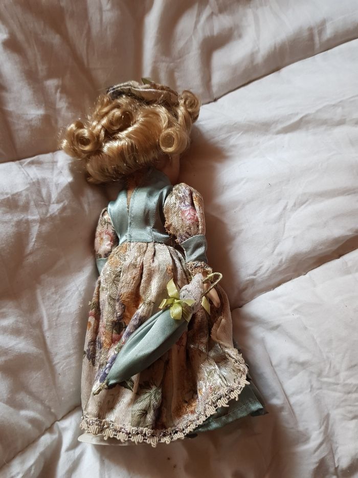 Poupée de collection en porcelaine - photo numéro 2