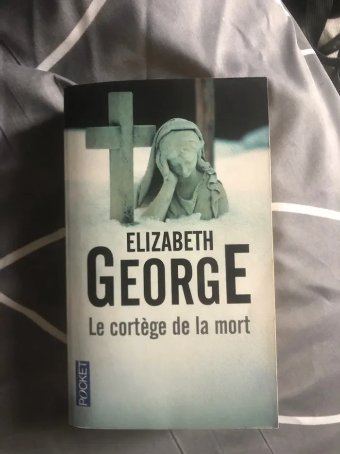 Livre le cortège de la mort édition pocket 📕 - photo numéro 2