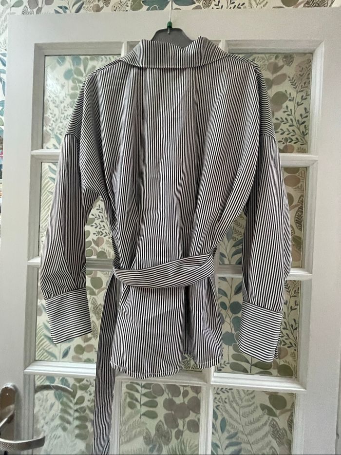 Chemise à rayures avec une petite ceinture en tissu - photo numéro 2