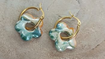 Très jolies créoles acier inoxydable et donuts en céramique