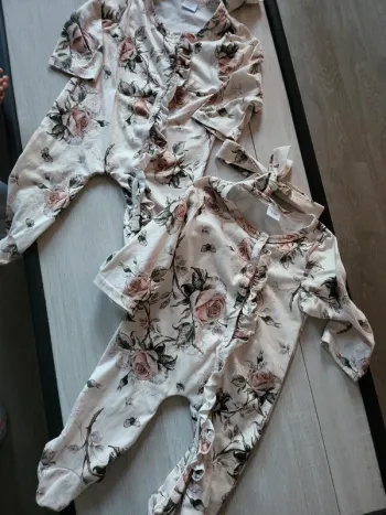 2 grenouillère 3/6 mois + bandeau