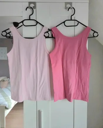 Lot 2 t-shirts débardeurs fille taille 10/12 ans