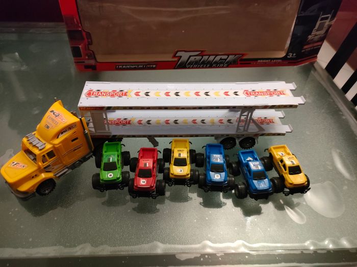 Camion et 6 véhicules