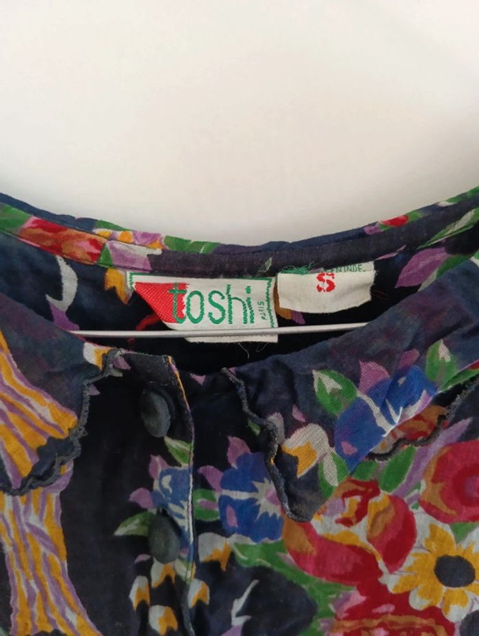 Robe vintage fleurie multicolore.
Fond noir. - photo numéro 4