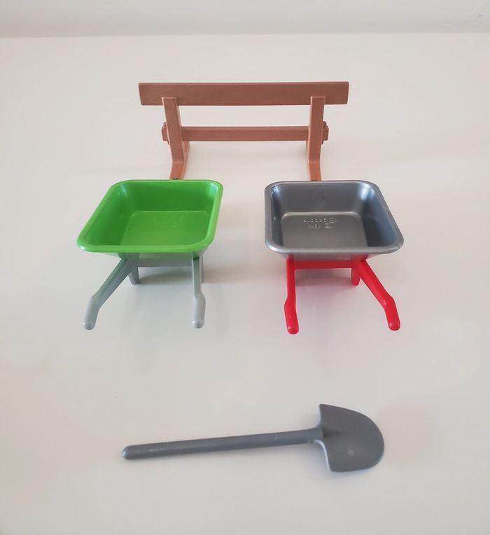 Playmobil outils de chantier Lot de 5 brouettes,1 pelle et 1 barrière de chantier très bon état - photo numéro 2