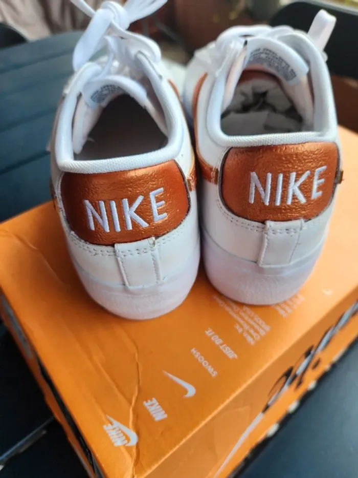 Nike blazer low Taille 36,5 neuves blanc orange bronze - photo numéro 5