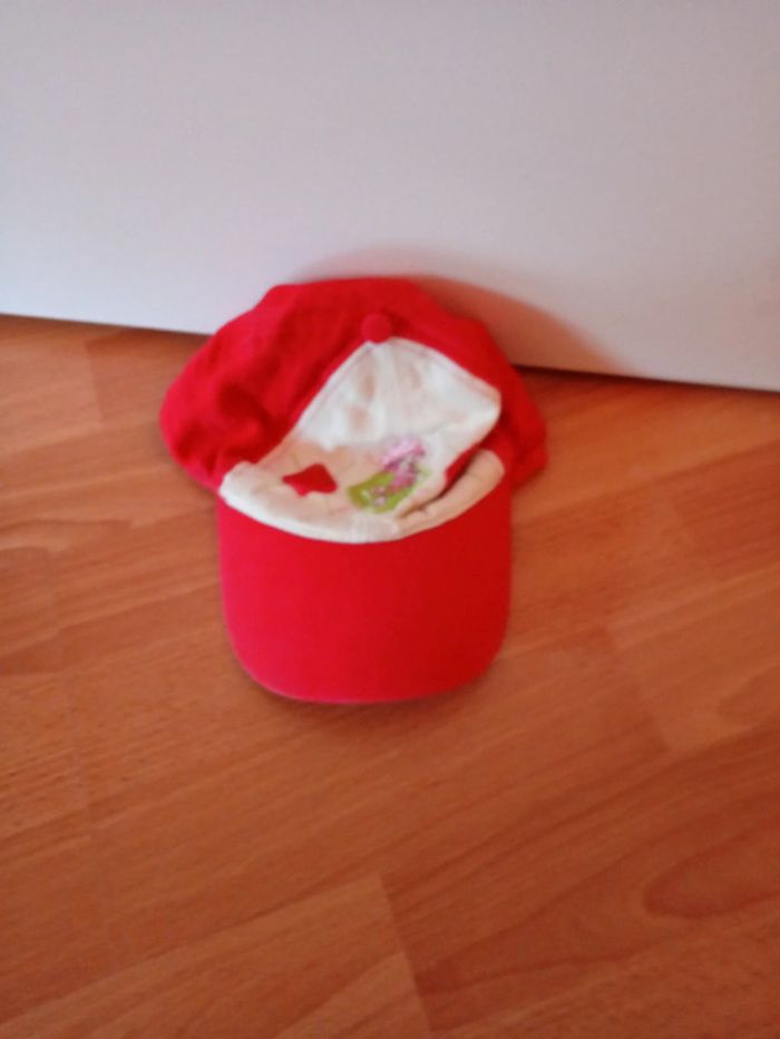 Jolie casquette rouge et blanche