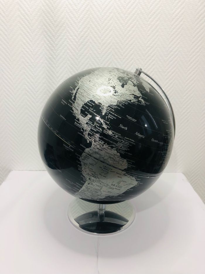 Globe map monde noir et argent