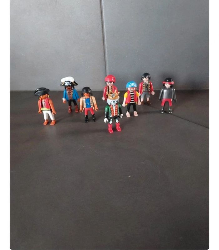 8 personnages Playmobil - photo numéro 3