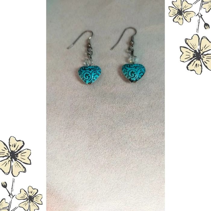 Boucles d’oreilles pendantes – cœur turquoise à motifs noirs - photo numéro 6