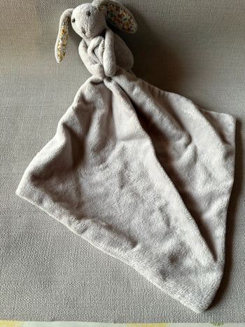Doudou  Zara Home petit lapin 🐰 gris  oreilles florales avec mouchoir