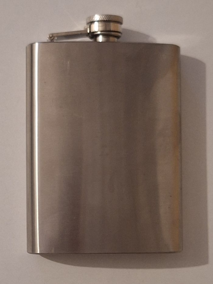 Flasque en métal à bouchon vissable