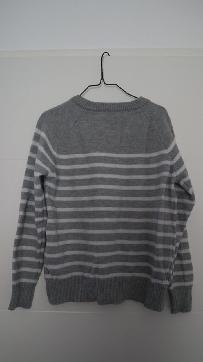 Pull gris avec rayure blanche - photo numéro 2