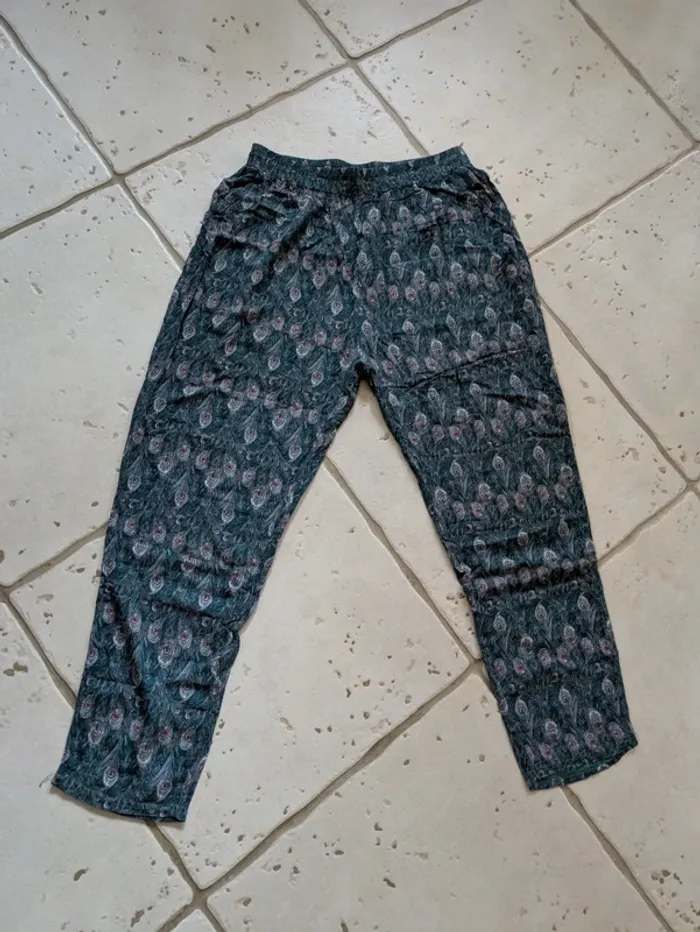 Joli pantalon fluide taille 42/44 motifs plume tons noir vert et rouge - photo numéro 3