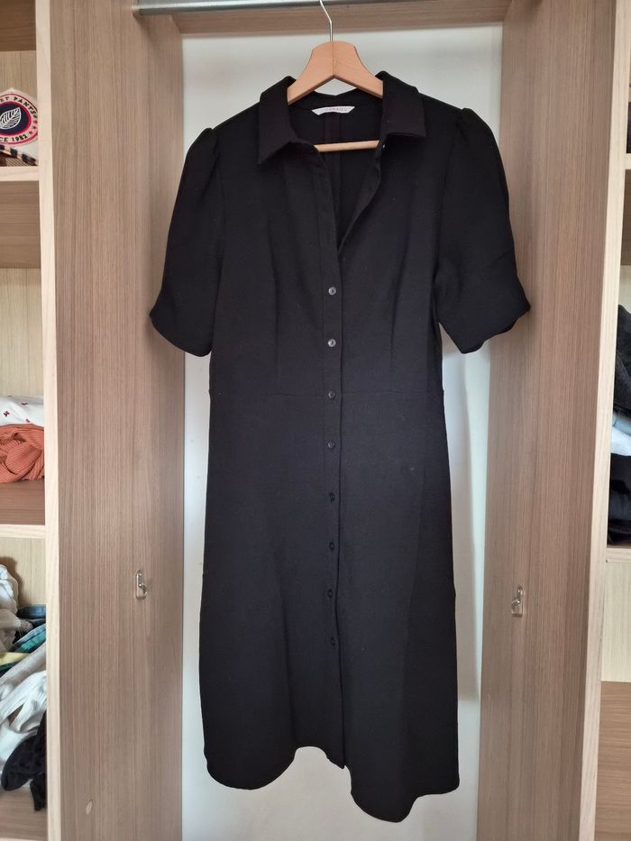 Robe noire Camaïeu coupe chemise.