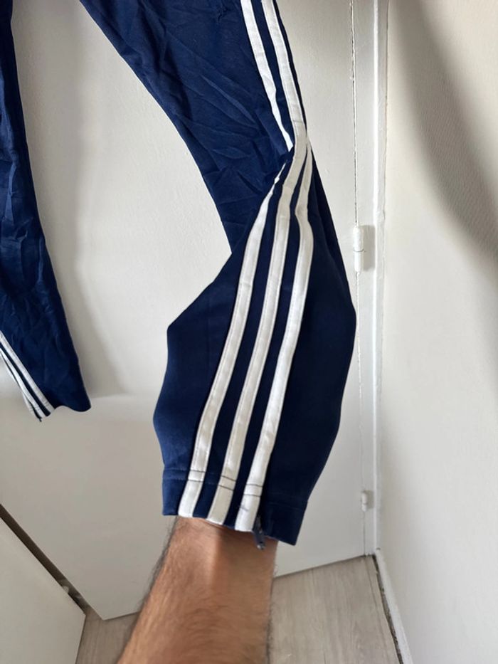 Jogging Adidas bleu à bandes blanches – Taille S – Bon état - photo numéro 4
