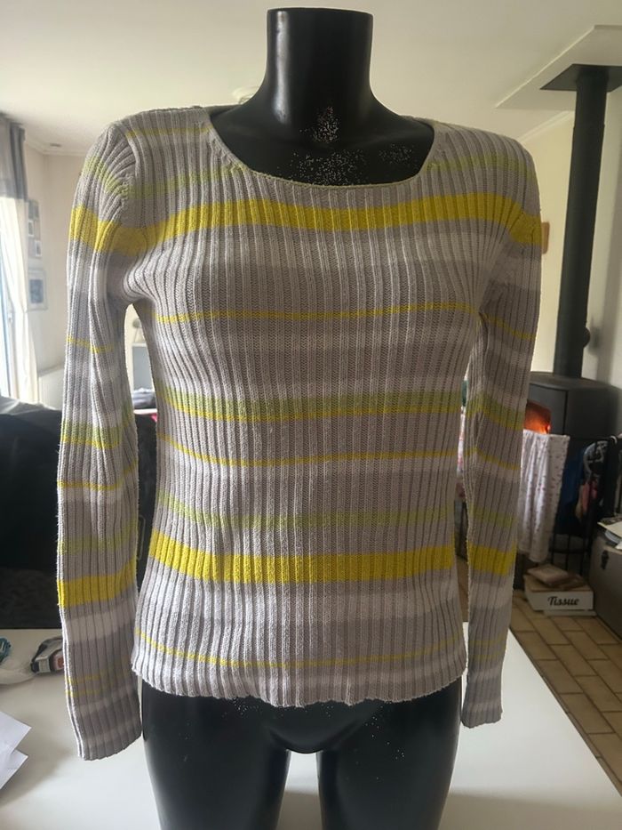 Pull à col rond TRÈS BON ÉTAT pour femme taille 36 couleurs gris et jaune - photo numéro 2